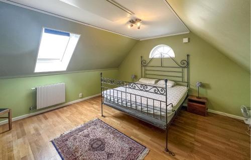 GlemmingeCozy Home In Nybrostrand With Sauna的一间卧室设有一张床和一个窗口
