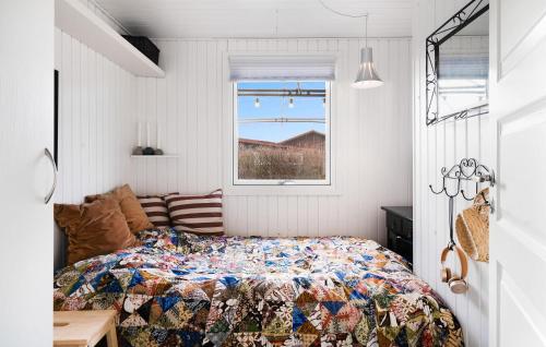 森讷比3 Bedroom Awesome Home In Juelsminde的一间卧室设有一张床和一个窗口