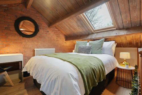 诺斯利Victorian Summer Retreat in Liverpool的一间卧室设有一张床和砖墙