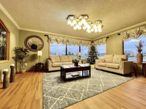 韦恩堡FairBridge Inn & Suites Fort Wayne的一个大客厅,配有两张沙发和一张桌子