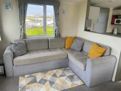 韦茅斯Littlesea Haven fleetview的客厅配有带黄色枕头的灰色沙发