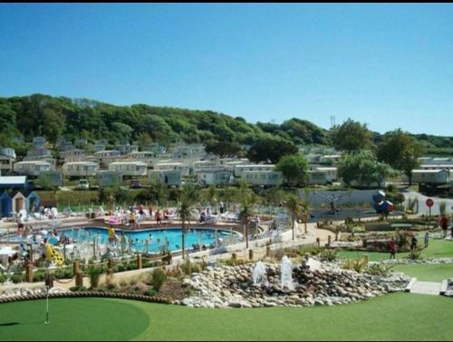 韦茅斯Littlesea Haven fleetview的享有度假村游泳池的景致