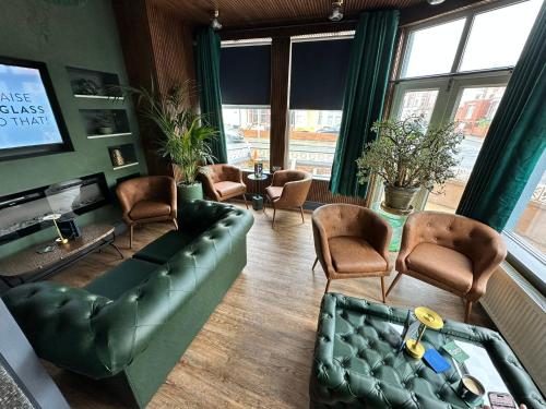 布莱克浦Hotel Neon的客厅配有沙发和椅子