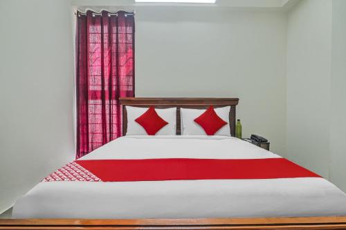 GachibowliCollection O Manikonda - Managed by Company的一间卧室配有一张带红色毯子的床