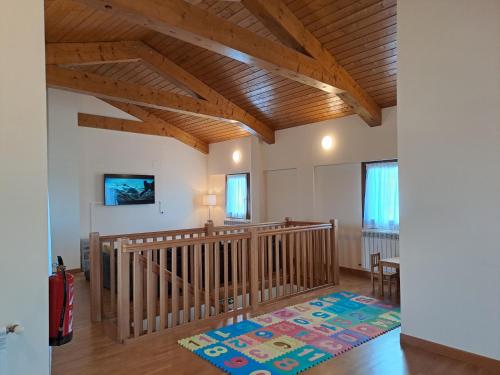 UrrozCasa Torreblanca的客房设有木制楼梯和木制天花板。