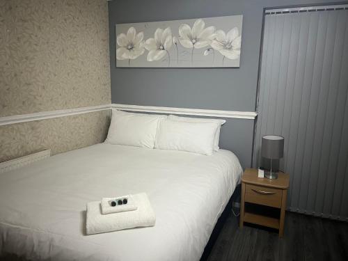索利赫尔Becky's Lodge - Strictly Single Adult Room Stays - No Double Adult Stays Allowed的一间卧室配有一张带白色枕头的床