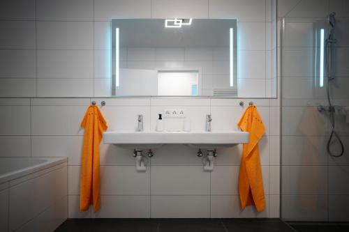 PetschnitzenPremium Apartments Monterra的白色的浴室设有水槽和镜子
