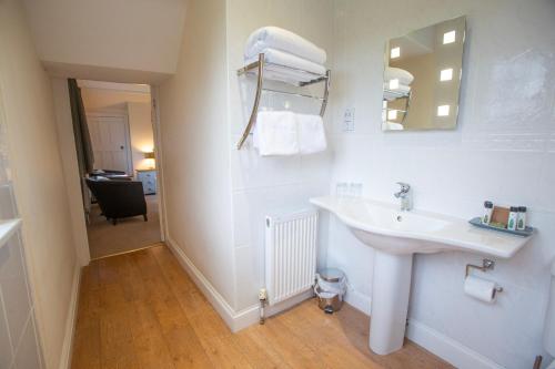 查姆斯特小法院酒店的白色的浴室设有水槽和镜子