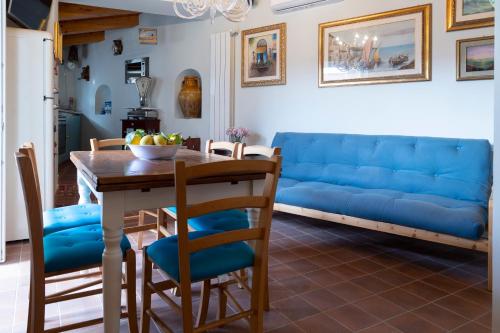维耶特里The House of Flowers的客厅配有蓝色的沙发和桌子