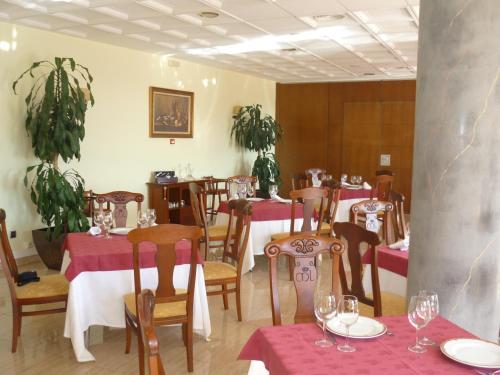 圣莱奥纳尔多德阿格曼里克拉拉酒店的餐厅配有桌椅和红色桌布
