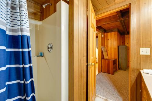 WardsboroWoodsy Cabin with Fire Pit about 8 Mi to Mount Snow的小屋内的浴室设有蓝色的淋浴帘