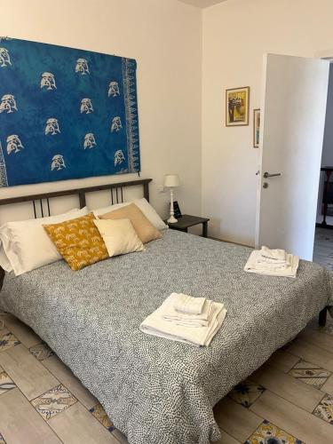 斯佩隆加Villa Luisa B&B的一间卧室配有一张床,上面有两条毛巾