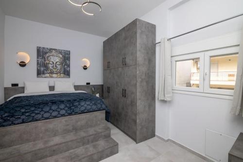 塞萨洛尼基Modern & Comfy Apartment的一间卧室设有一张大床和一个窗户。