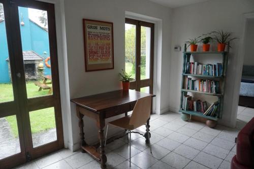 LeapBallyroe Accommodation的一间设有书桌和书架的客房