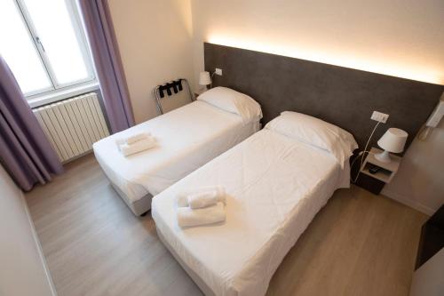 普雷多雷戴朗吉罗酒店的一间卧室设有两张床和窗户。