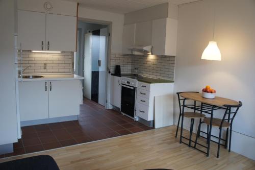 埃斯比约(id110) Grønlandsparken 56. G的厨房配有白色橱柜和桌椅