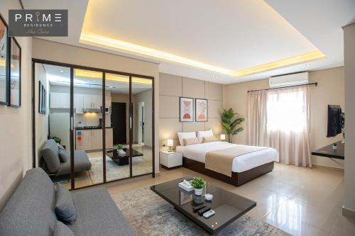 开罗新开罗领胜公寓的一间卧室设有一张床和一间客厅。