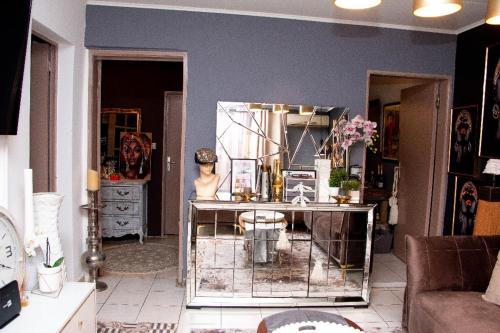 利伯维尔Villa Raissa 2的客厅配有带镜子的桌子