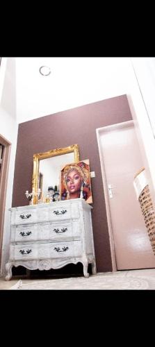 利伯维尔Villa Raissa 2的梳妆台,带镜子和女人的照片