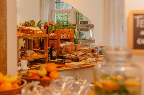 阿姆斯特丹菲塔酒店的厨房的柜台上放着一大堆食物