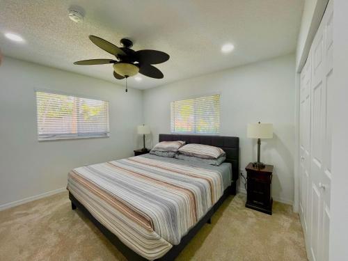 迈尔斯堡海滩Fort Myers Beach Escape 3 Miles Away Sleep 7的一间卧室配有一张床和吊扇