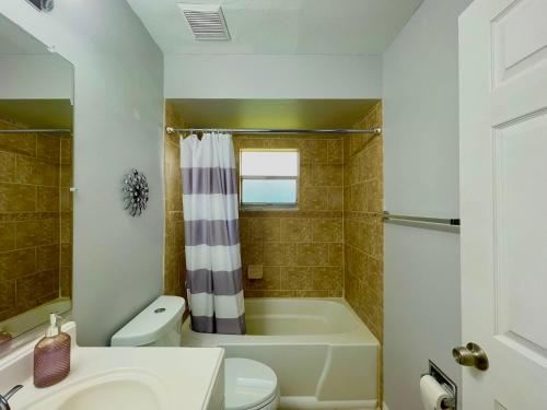 迈尔斯堡海滩Fort Myers Beach Escape 3 Miles Away Sleep 7的带浴缸、卫生间和盥洗盆的浴室