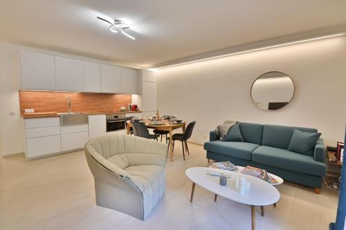 圣罗兰度瓦Superb spacious and tastefully renovated accommodation的客厅配有沙发和桌子