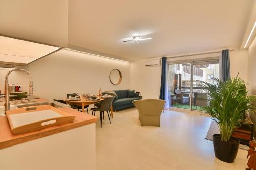 圣罗兰度瓦Superb spacious and tastefully renovated accommodation的厨房以及带桌子和沙发的客厅。