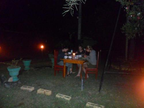 达瓦拉维瓦拉维公园景观酒店的一群人晚上坐在桌子上