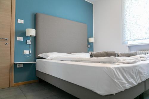 阿科AB&C Arco Bed And Camping的一间卧室设有一张蓝色墙壁的大床