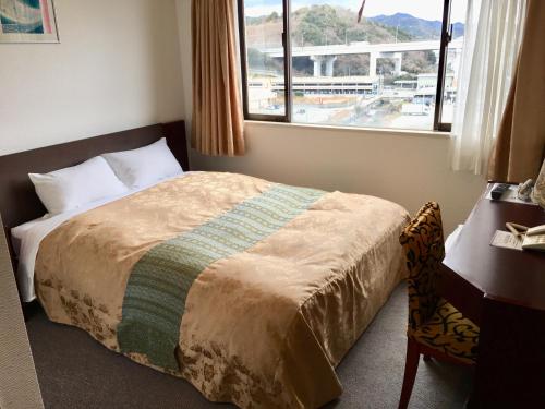 鸣门市HOTEL GATE 88的酒店客房设有床和窗户。