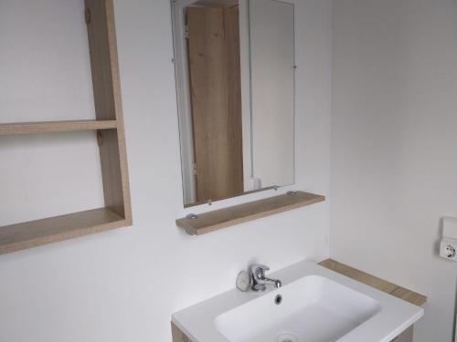瓦尔拉普拉日Mobil Home的一间带水槽和镜子的浴室