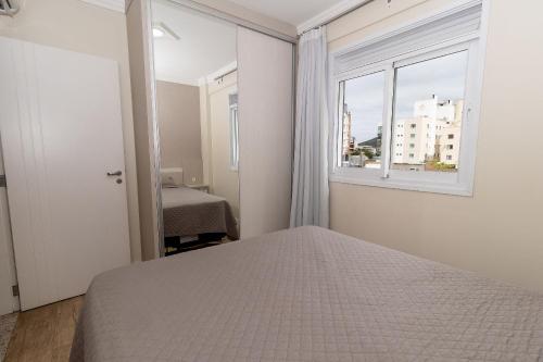 邦比尼亚斯006 - Amplo 3 quartos com vista mar em Bombas的一间卧室设有一张床和一个窗口