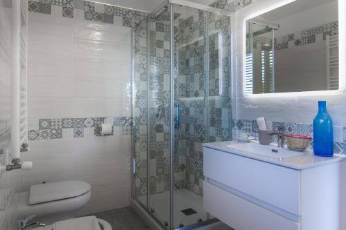 维耶特里丰塔纳里米特别墅住宿加早餐旅馆的带淋浴、卫生间和盥洗盆的浴室