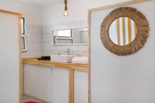 马赫Casa Amanecer 2的浴室设有水槽和墙上的镜子