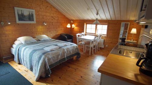 TranstrandMannflogården Bed & Breakfast , Sälenfjällen的一间卧室配有一张床,厨房配有水槽