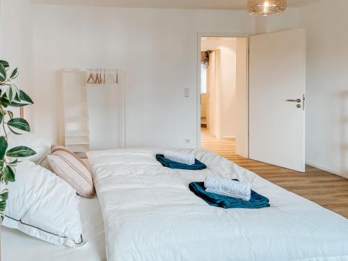 曼海姆namastay! City-Apartment mit Blick auf den Wasserturm的一张带两个蓝色枕头的大白色床