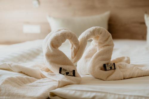 库洛特拉森Bergpension Laasen Perle Rathen的床上的两条像天鹅形状的毛巾