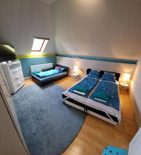 布达佩斯Achilles house的卧室享有高空美景,配有两张床