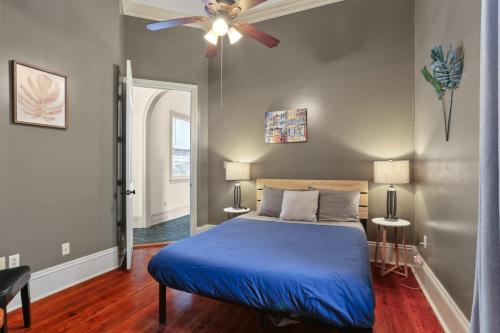 新奥尔良3BD HOME STEPS TO SAINT CHARLES Gated Parking的一间卧室配有蓝色的床和吊扇