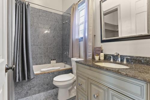 新奥尔良3BD HOME STEPS TO SAINT CHARLES Gated Parking的浴室配有卫生间、盥洗盆和浴缸。