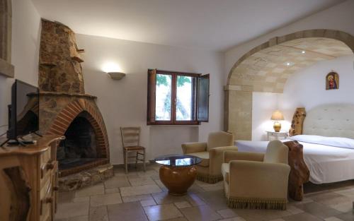 切利诺圣马尔科Tenute Al Bano的酒店客房配有一张床和一个壁炉。