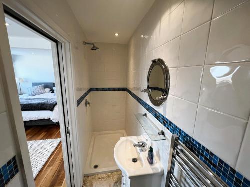 Saint HelensNorth Quay的一间带水槽和镜子的小浴室