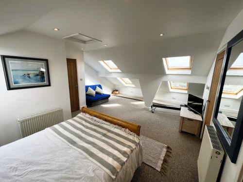 Saint HelensNorth Quay的一间带一张床铺的卧室,位于带天窗的房间