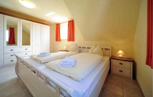 富伦多夫Stunning Apartment In Fuhlendorf With Lake View的一间卧室配有一张大床和毛巾