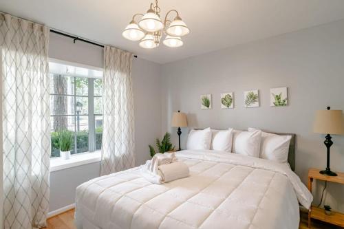 莫比尔Private Pool & Yard Mins to Dining & University的白色的卧室设有一张白色大床和一个窗户。
