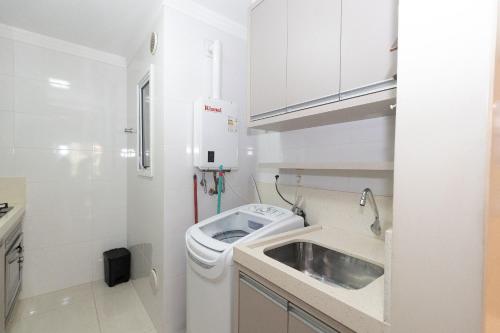 邦比尼亚斯006 - Amplo 3 quartos com vista mar em Bombas的一个带水槽和洗衣机的小厨房