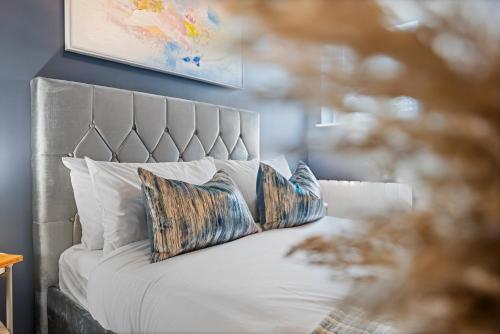 南安普敦Luxurious 1 Bed Stylish Apt, Southampton by Blue Puffin Stays的一间卧室配有一张带两个枕头的床