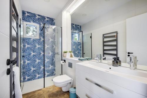 巴拉顿诺尔马迪Hillside Home的一间带卫生间、水槽和镜子的浴室