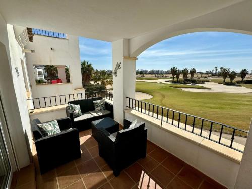 穆尔西亚Casa Gavendy, La Torre Golf Resort的阳台享有高尔夫球场的景致。